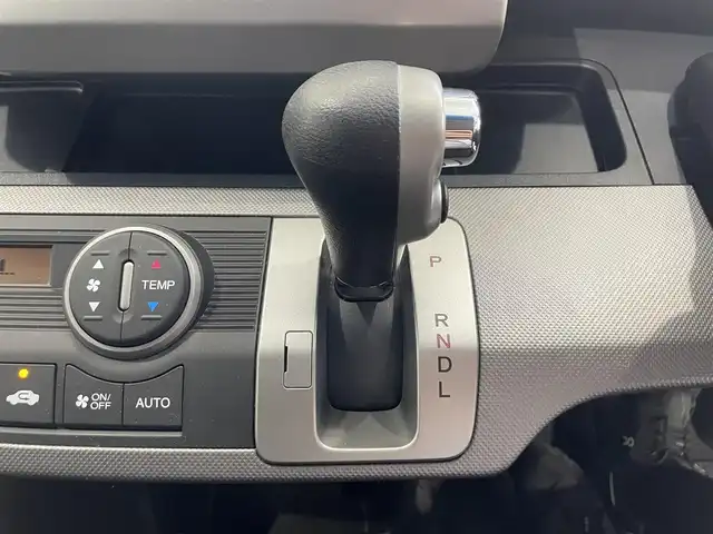 ホンダ フリード ハイブリット ジャストセレクション 沖縄県 2013(平25)年 6.4万km ポリッシュドメタルメタリック (株)IDOMが運営する【じしゃロンコザ店】の自社ローン専用車両になりますこちらは現金またはオートローンご利用時の価格です。自社ローンご希望の方は別途その旨お申付け下さい/・純正ナビ/・バックカメラ/・Ｂｌｕｅｔｏｏｔｈ接続/・ＤＶＤ再生/・ＴＶ/・片側パワースライドドア/・スマートキー/・ETC/・クルーズコントロール/・純正フロアマット/・オートライト
