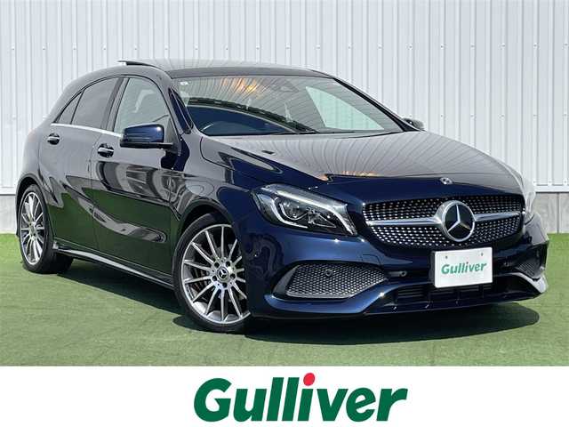 メルセデス・ベンツ Ａ１８０ AMG スタイル 香川県 2017(平29)年 3.9万km カバンサイトブルー 登録時走行距離：38527km/メーカー純正ナビ/　CD DVD /バックカメラ/大型パノラマガラスルーフ/衝突被害軽減装置/クルーズコントロール/クリアランスソナー/ブラインドスポットモニター/横滑り防止装置/アイドリングストップ/電子パーキングブレーキ/LEDヘッドライト/オートライト/リアフォグ/ハーフレザーシート/シートヒーター/パワーシート/シートメモリ/革巻きステアリング/ステアリングスイッチ/パドルシフト/アルミペダル/プッシュスタート/スマートキー/スペアキー