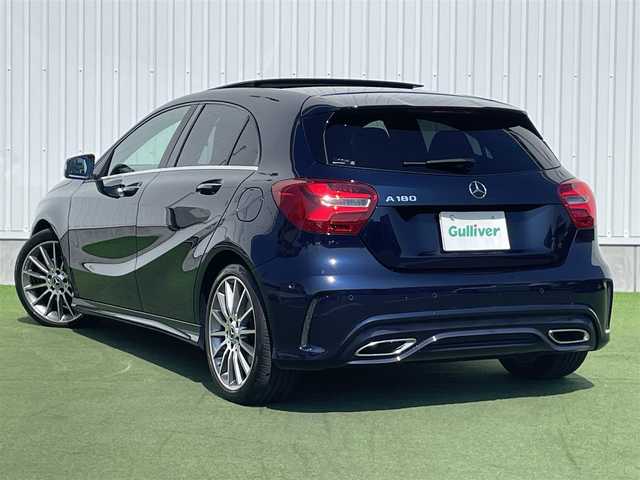 メルセデス・ベンツ Ａ１８０ AMG スタイル 香川県 2017(平29)年 3.9万km カバンサイトブルー 登録時走行距離：38527km/メーカー純正ナビ/　CD DVD /バックカメラ/大型パノラマガラスルーフ/衝突被害軽減装置/クルーズコントロール/クリアランスソナー/ブラインドスポットモニター/横滑り防止装置/アイドリングストップ/電子パーキングブレーキ/LEDヘッドライト/オートライト/リアフォグ/ハーフレザーシート/シートヒーター/パワーシート/シートメモリ/革巻きステアリング/ステアリングスイッチ/パドルシフト/アルミペダル/プッシュスタート/スマートキー/スペアキー