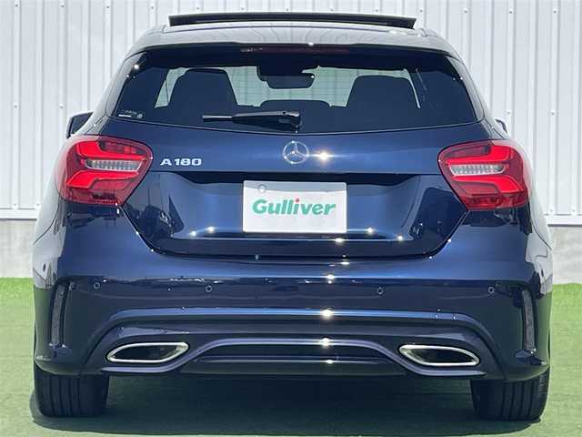 メルセデス・ベンツ Ａ１８０ AMG スタイル 香川県 2017(平29)年 3.9万km カバンサイトブルー 登録時走行距離：38527km/メーカー純正ナビ/　CD DVD /バックカメラ/大型パノラマガラスルーフ/衝突被害軽減装置/クルーズコントロール/クリアランスソナー/ブラインドスポットモニター/横滑り防止装置/アイドリングストップ/電子パーキングブレーキ/LEDヘッドライト/オートライト/リアフォグ/ハーフレザーシート/シートヒーター/パワーシート/シートメモリ/革巻きステアリング/ステアリングスイッチ/パドルシフト/アルミペダル/プッシュスタート/スマートキー/スペアキー