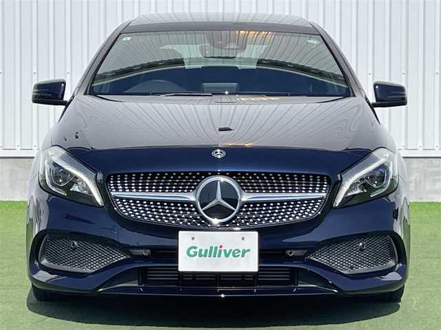 メルセデス・ベンツ Ａ１８０ AMG スタイル 香川県 2017(平29)年 3.9万km カバンサイトブルー 登録時走行距離：38527km/メーカー純正ナビ/　CD DVD /バックカメラ/大型パノラマガラスルーフ/衝突被害軽減装置/クルーズコントロール/クリアランスソナー/ブラインドスポットモニター/横滑り防止装置/アイドリングストップ/電子パーキングブレーキ/LEDヘッドライト/オートライト/リアフォグ/ハーフレザーシート/シートヒーター/パワーシート/シートメモリ/革巻きステアリング/ステアリングスイッチ/パドルシフト/アルミペダル/プッシュスタート/スマートキー/スペアキー