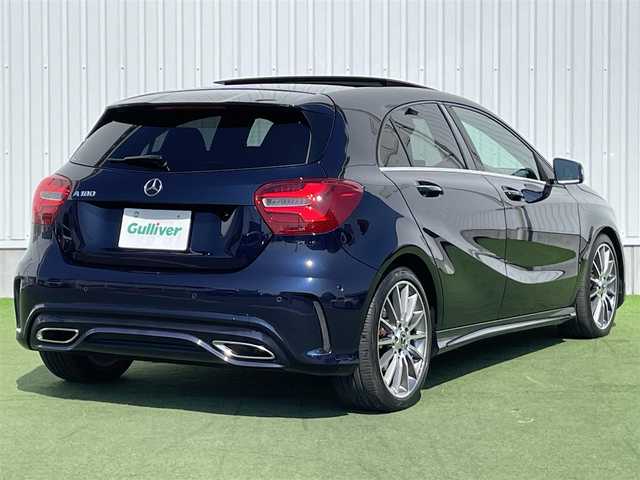 メルセデス・ベンツ Ａ１８０ AMG スタイル 香川県 2017(平29)年 3.9万km カバンサイトブルー 登録時走行距離：38527km/メーカー純正ナビ/　CD DVD /バックカメラ/大型パノラマガラスルーフ/衝突被害軽減装置/クルーズコントロール/クリアランスソナー/ブラインドスポットモニター/横滑り防止装置/アイドリングストップ/電子パーキングブレーキ/LEDヘッドライト/オートライト/リアフォグ/ハーフレザーシート/シートヒーター/パワーシート/シートメモリ/革巻きステアリング/ステアリングスイッチ/パドルシフト/アルミペダル/プッシュスタート/スマートキー/スペアキー