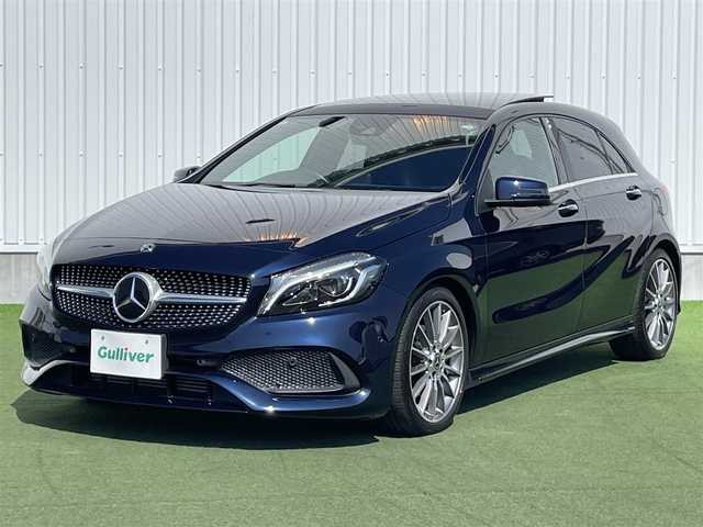 メルセデス・ベンツ Ａ１８０ AMG スタイル 香川県 2017(平29)年 3.9万km カバンサイトブルー 登録時走行距離：38527km/メーカー純正ナビ/　CD DVD /バックカメラ/大型パノラマガラスルーフ/衝突被害軽減装置/クルーズコントロール/クリアランスソナー/ブラインドスポットモニター/横滑り防止装置/アイドリングストップ/電子パーキングブレーキ/LEDヘッドライト/オートライト/リアフォグ/ハーフレザーシート/シートヒーター/パワーシート/シートメモリ/革巻きステアリング/ステアリングスイッチ/パドルシフト/アルミペダル/プッシュスタート/スマートキー/スペアキー