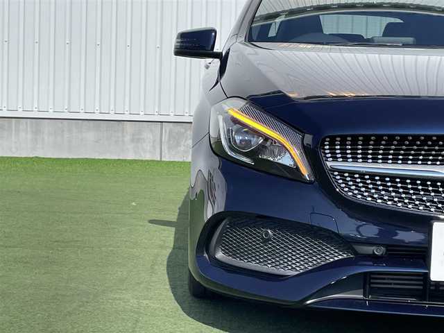 メルセデス・ベンツ Ａ１８０ AMG スタイル 香川県 2017(平29)年 3.9万km カバンサイトブルー 登録時走行距離：38527km/メーカー純正ナビ/　CD DVD /バックカメラ/大型パノラマガラスルーフ/衝突被害軽減装置/クルーズコントロール/クリアランスソナー/ブラインドスポットモニター/横滑り防止装置/アイドリングストップ/電子パーキングブレーキ/LEDヘッドライト/オートライト/リアフォグ/ハーフレザーシート/シートヒーター/パワーシート/シートメモリ/革巻きステアリング/ステアリングスイッチ/パドルシフト/アルミペダル/プッシュスタート/スマートキー/スペアキー