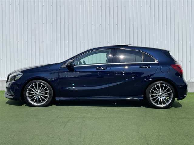 メルセデス・ベンツ Ａ１８０ AMG スタイル 香川県 2017(平29)年 3.9万km カバンサイトブルー 登録時走行距離：38527km/メーカー純正ナビ/　CD DVD /バックカメラ/大型パノラマガラスルーフ/衝突被害軽減装置/クルーズコントロール/クリアランスソナー/ブラインドスポットモニター/横滑り防止装置/アイドリングストップ/電子パーキングブレーキ/LEDヘッドライト/オートライト/リアフォグ/ハーフレザーシート/シートヒーター/パワーシート/シートメモリ/革巻きステアリング/ステアリングスイッチ/パドルシフト/アルミペダル/プッシュスタート/スマートキー/スペアキー