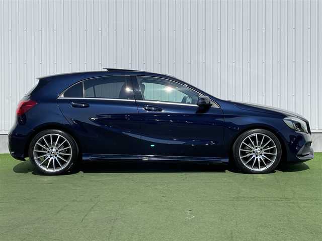 メルセデス・ベンツ Ａ１８０ AMG スタイル 香川県 2017(平29)年 3.9万km カバンサイトブルー 登録時走行距離：38527km/メーカー純正ナビ/　CD DVD /バックカメラ/大型パノラマガラスルーフ/衝突被害軽減装置/クルーズコントロール/クリアランスソナー/ブラインドスポットモニター/横滑り防止装置/アイドリングストップ/電子パーキングブレーキ/LEDヘッドライト/オートライト/リアフォグ/ハーフレザーシート/シートヒーター/パワーシート/シートメモリ/革巻きステアリング/ステアリングスイッチ/パドルシフト/アルミペダル/プッシュスタート/スマートキー/スペアキー