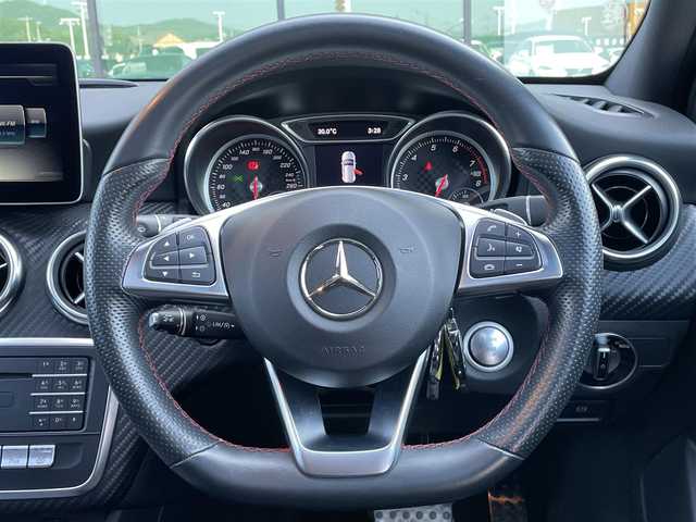 メルセデス・ベンツ Ａ１８０ AMG スタイル 香川県 2017(平29)年 3.9万km カバンサイトブルー 登録時走行距離：38527km/メーカー純正ナビ/　CD DVD /バックカメラ/大型パノラマガラスルーフ/衝突被害軽減装置/クルーズコントロール/クリアランスソナー/ブラインドスポットモニター/横滑り防止装置/アイドリングストップ/電子パーキングブレーキ/LEDヘッドライト/オートライト/リアフォグ/ハーフレザーシート/シートヒーター/パワーシート/シートメモリ/革巻きステアリング/ステアリングスイッチ/パドルシフト/アルミペダル/プッシュスタート/スマートキー/スペアキー