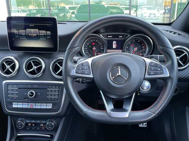 メルセデス・ベンツ Ａ１８０ AMG スタイル 香川県 2017(平29)年 3.9万km カバンサイトブルー 登録時走行距離：38527km/メーカー純正ナビ/　CD DVD /バックカメラ/大型パノラマガラスルーフ/衝突被害軽減装置/クルーズコントロール/クリアランスソナー/ブラインドスポットモニター/横滑り防止装置/アイドリングストップ/電子パーキングブレーキ/LEDヘッドライト/オートライト/リアフォグ/ハーフレザーシート/シートヒーター/パワーシート/シートメモリ/革巻きステアリング/ステアリングスイッチ/パドルシフト/アルミペダル/プッシュスタート/スマートキー/スペアキー