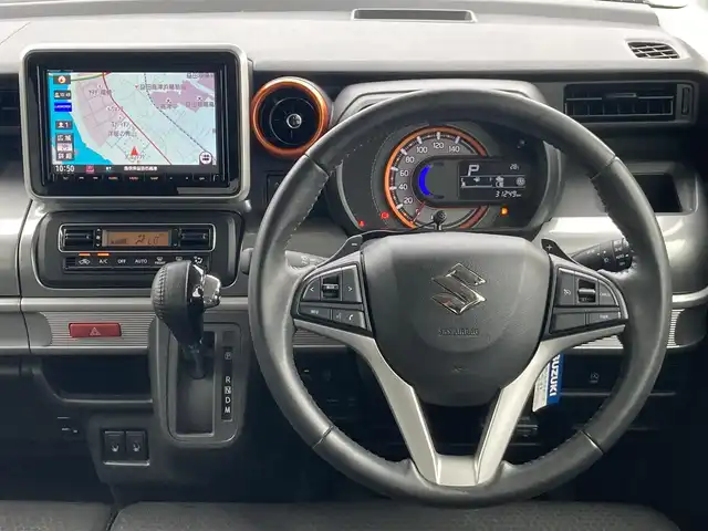 スズキ スペーシア ギア HYBRID XZターボ 島根県 2019(平31)年 3.2万km ツールグリーンパールメタリック/ガンメタリック2トーンルーフ ワンオーナー /社外SDナビ(CD/DVD/BT/フルセグ)/全方位カメラ/衝突被害軽減ブレーキ/車線逸脱警告/両側パワースライドドア /前席シートヒーター /前方ドライブレコーダー/ヘッドアップディスプレイ/オートライト/LEDヘッドライト/パドルシフト/ETC/純正ゴムフロアマット/電動格納ミラー/ミラーウィンカー /社外AW付きスタッドレスタイヤ積み込み/取扱説明書/保証書