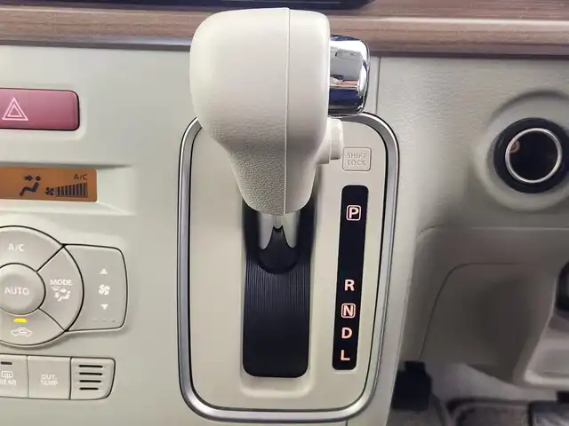 スズキ ラパン ＬＣ X 愛知県 2022(令4)年 1.1万km フォーンベージュM スズキデュアルセーフティーブレーキ/・衝突軽減ブレーキ/・横滑り防止装置/・コーナーセンサー　/・アラウンドビューモニター/純正8インチナビ　/フルセグTV/Bluetooth/シートヒーター（D/N）/USBポート×2/ステアリングリモコン/LEDヘッドライト/AAC