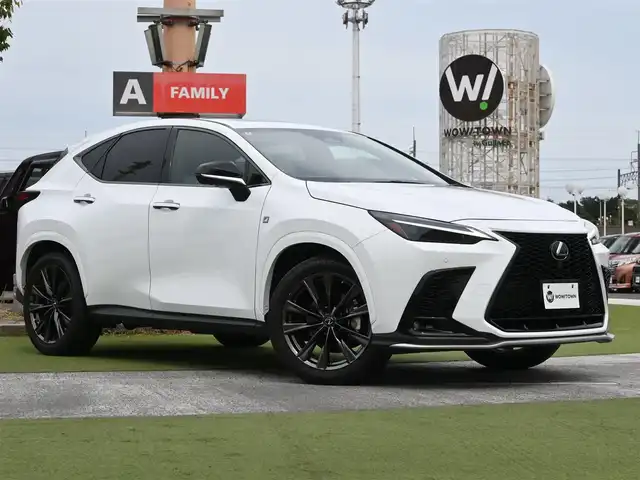 レクサス ＮＸ 350h Fスポーツ 千葉県 2022(令4)年 3.8万km ホワイトノーヴァガラスフレーク Lexus Safety System+/・プリクラッシュセーフティ/・レーンディパーチャーアラート/・オートハイビーム/・レーダークルーズコントロール/・ブラインドスポットモニター/ヘッドアップディスプレイ/デジタルインナーミラー/ムーンルーフ/純正コネクティッドナビ/地デジTV/【Bluetooth接続】/パノラミックビューモニター/コンビレザーシート/前席パワーシート/エアシート/シートヒーター/革巻きステアリング/ステアリングスイッチ/パドルシフト/ETC（2.0）/3眼LEDヘッドライト/フォグライト/ウインカーミラー/クリアランスソナー/純正20インチアルミホイル/サイド/カーテン/ニーエアバッグ/スマートキー