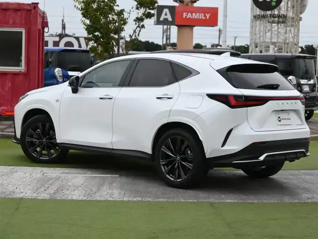 レクサス ＮＸ 350h Fスポーツ 千葉県 2022(令4)年 3.8万km ホワイトノーヴァガラスフレーク Lexus Safety System+/・プリクラッシュセーフティ/・レーンディパーチャーアラート/・オートハイビーム/・レーダークルーズコントロール/・ブラインドスポットモニター/ヘッドアップディスプレイ/デジタルインナーミラー/ムーンルーフ/純正コネクティッドナビ/地デジTV/【Bluetooth接続】/パノラミックビューモニター/コンビレザーシート/前席パワーシート/エアシート/シートヒーター/革巻きステアリング/ステアリングスイッチ/パドルシフト/ETC（2.0）/3眼LEDヘッドライト/フォグライト/ウインカーミラー/クリアランスソナー/純正20インチアルミホイル/サイド/カーテン/ニーエアバッグ/スマートキー