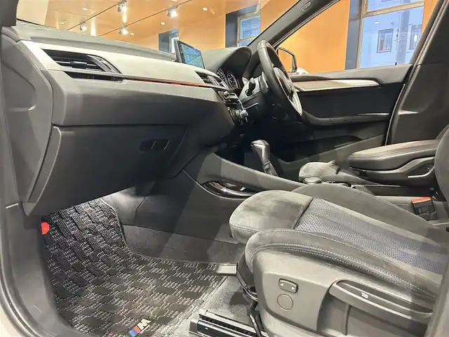 ＢＭＷ Ｘ１ xDrive 18d Mスポーツ 道央・札幌 2018(平30)年 4.6万km アルピンホワイトⅢ アドバンスドアクティブセーフティパッケージ/　・ACC/　・ヘッドアップディスプレイ/LEDヘッドライト/シートヒーター/純正HDDナビ/CD/DVD/USB/Bluetooth/バックカメラ/PDC/パーキングアシスト/パワーテールゲート