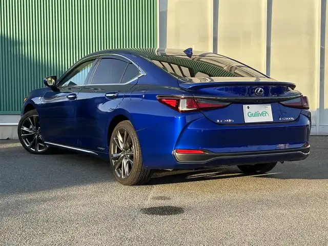 レクサス ＥＳ 300h Fスポーツ 福岡県 2019(平31)年 3.8万km ヒートブルーコントラストレイヤリング サンルーフ/純正12.3型ナビ/フルセグTV/バックモニター/ビルトインETC2.0/レーダークルーズコントロール/クリアランスソナー/セーフティシステムプラス/・プリクラッシュセーフティ/・レーントレーシングアシスト/・アダプティブハイビームシステム/・ロードサインアシスト/・先行車発進告知機能/パーキングサポートブレーキ/3眼フルLEDヘッドランプ/革巻きステアリング/ステアリングヒーター/パドルシフト/合皮スポーツシート/パワーシート/前席シートヒーター/エアシート/運転席ポジションメモリー/純正19インチアルミホイール/スマートエントリー/スタートシステム/禁煙車