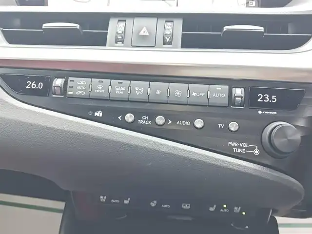 レクサス ＥＳ 300h Fスポーツ 福岡県 2019(平31)年 3.8万km ヒートブルーコントラストレイヤリング サンルーフ/純正12.3型ナビ/フルセグTV/バックモニター/ビルトインETC2.0/レーダークルーズコントロール/クリアランスソナー/セーフティシステムプラス/・プリクラッシュセーフティ/・レーントレーシングアシスト/・アダプティブハイビームシステム/・ロードサインアシスト/・先行車発進告知機能/パーキングサポートブレーキ/3眼フルLEDヘッドランプ/革巻きステアリング/ステアリングヒーター/パドルシフト/合皮スポーツシート/パワーシート/前席シートヒーター/エアシート/運転席ポジションメモリー/純正19インチアルミホイール/スマートエントリー/スタートシステム/禁煙車