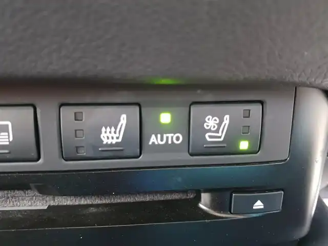 レクサス ＥＳ 300h Fスポーツ 福岡県 2019(平31)年 3.8万km ヒートブルーコントラストレイヤリング サンルーフ/純正12.3型ナビ/フルセグTV/バックモニター/ビルトインETC2.0/レーダークルーズコントロール/クリアランスソナー/セーフティシステムプラス/・プリクラッシュセーフティ/・レーントレーシングアシスト/・アダプティブハイビームシステム/・ロードサインアシスト/・先行車発進告知機能/パーキングサポートブレーキ/3眼フルLEDヘッドランプ/革巻きステアリング/ステアリングヒーター/パドルシフト/合皮スポーツシート/パワーシート/前席シートヒーター/エアシート/運転席ポジションメモリー/純正19インチアルミホイール/スマートエントリー/スタートシステム/禁煙車