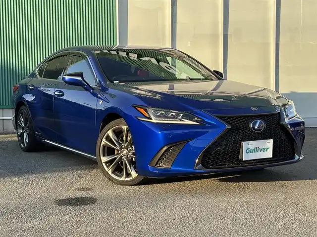 レクサス ＥＳ 300h Fスポーツ 福岡県 2019(平31)年 3.8万km ヒートブルーコントラストレイヤリング サンルーフ/純正12.3型ナビ/フルセグTV/バックモニター/ビルトインETC2.0/レーダークルーズコントロール/クリアランスソナー/セーフティシステムプラス/・プリクラッシュセーフティ/・レーントレーシングアシスト/・アダプティブハイビームシステム/・ロードサインアシスト/・先行車発進告知機能/パーキングサポートブレーキ/3眼フルLEDヘッドランプ/革巻きステアリング/ステアリングヒーター/パドルシフト/合皮スポーツシート/パワーシート/前席シートヒーター/エアシート/運転席ポジションメモリー/純正19インチアルミホイール/スマートエントリー/スタートシステム/禁煙車