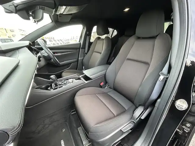 マツダ マツダ３ファストバック 15S ツーリング 群馬県 2023(令5)年 4.7万km ジェットブラックマイカ 純正ディスプレイオーディオ/（FM/AM/CD/DVD/HDMI/Bluetooth/フルセグTV）/全方位カメラ/前後ドラレコ（C9KA V6 580A）/ETC/ワンオーナー/i-ACTIVSENSE/・追従走行式クルーズコントロール/・レーンキープアシスト/・LEDヘッドライト/・オートライト/・オートハイビーム/・衝突被害軽減装置/純正フロアマット/純正18インチAW/ステアリングスイッチ/革巻きステアリング/電動格納ミラー/取扱説明書