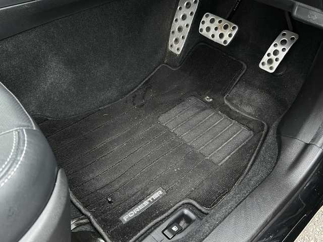 スバル フォレスター S－リミテッド 富山県 2016(平28)年 13.6万km クリスタルブラックシリカ ワンオーナー/スマートキー２本/レザーシート/4WD/パワーシート（D席メモリー付き）/社外メモリナビ（AVIC-ZH0999）/フルセグTV/CD/DVD再生/Bluetooth/ETC/バックカメラ/パドルシフト/アイドリングストップ/純正18インチAW/ACC/レーンキープアシスト/シートヒーター（全席）/LEDヘッドライト/フォグランプ/純正フロアマット/純正ドアバイザー/横滑り防止装置/BSM/電動格納ウィンカーミラー/ステアリングスイッチ/オートライト/革巻きステアリング/パワーバックドア/タイヤ積み込み/（スタッドレス225/60/R17）