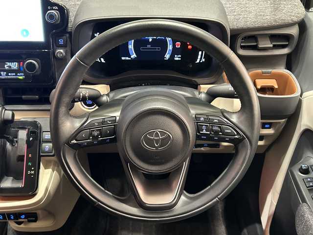 トヨタ シエンタ Z 埼玉県 2022(令4)年 2万km アーバンカーキ 純正フリップダウンモニター　/純正ディスプレイオーディオ（ナビ機能付）/　　CD/DVD/BT/フルセグ　/パノラミックビューモニター　/両側パワースライドドア　/レーダークルーズコントロール　/LED　/シートヒーター　/ステアリングヒーター　/ブラインドスポットモニター　/ETC