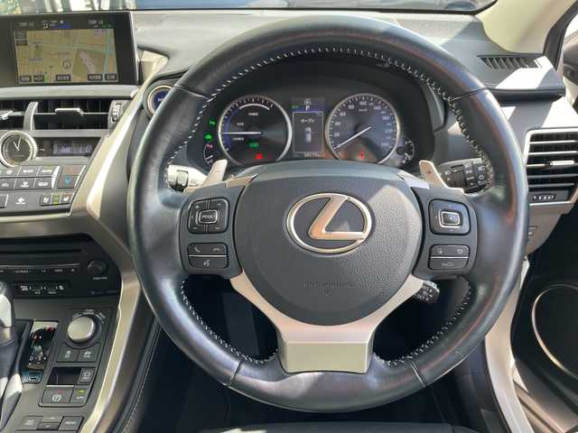レクサス ＮＸ 300h バージョンL 愛知県 2016(平28)年 5.1万km ソニッククォーツ レクサスセーフティセンス/純正ナビ/サンルーフ/三眼LEDヘッドライト/本革レザー/バックカメラ/電動リアゲート/パワーシート/コーナーセンサー/純正アルミホイール/ETC2.0/パドルシフト/ステアリングヒーター/オートマチックハイビーム/ドライブレコーダー/衝突軽減システム/フルセグ/CD DVD/Bluetooth/ステアリングスイッチ/スマートキー/プッシュスタート