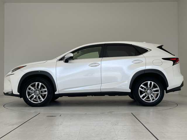 レクサス ＮＸ 300h バージョンL 愛知県 2016(平28)年 5.1万km ソニッククォーツ レクサスセーフティセンス/純正ナビ/サンルーフ/三眼LEDヘッドライト/本革レザー/バックカメラ/電動リアゲート/パワーシート/コーナーセンサー/純正アルミホイール/ETC2.0/パドルシフト/ステアリングヒーター/オートマチックハイビーム/ドライブレコーダー/衝突軽減システム/フルセグ/CD DVD/Bluetooth/ステアリングスイッチ/スマートキー/プッシュスタート