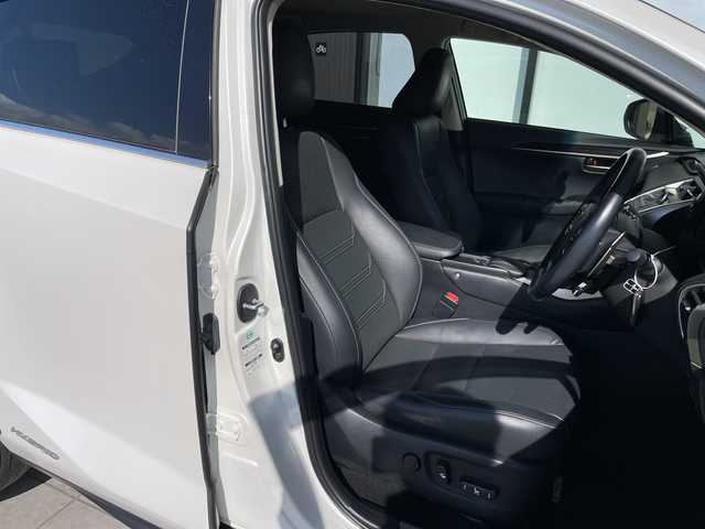 レクサス ＮＸ 300h バージョンL 愛知県 2016(平28)年 5.1万km ソニッククォーツ レクサスセーフティセンス/純正ナビ/サンルーフ/三眼LEDヘッドライト/本革レザー/バックカメラ/電動リアゲート/パワーシート/コーナーセンサー/純正アルミホイール/ETC2.0/パドルシフト/ステアリングヒーター/オートマチックハイビーム/ドライブレコーダー/衝突軽減システム/フルセグ/CD DVD/Bluetooth/ステアリングスイッチ/スマートキー/プッシュスタート