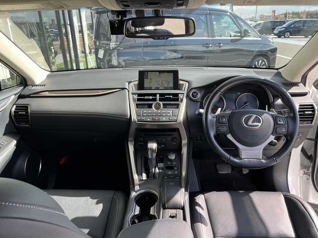 レクサス ＮＸ 300h バージョンL 愛知県 2016(平28)年 5.1万km ソニッククォーツ レクサスセーフティセンス/純正ナビ/サンルーフ/三眼LEDヘッドライト/本革レザー/バックカメラ/電動リアゲート/パワーシート/コーナーセンサー/純正アルミホイール/ETC2.0/パドルシフト/ステアリングヒーター/オートマチックハイビーム/ドライブレコーダー/衝突軽減システム/フルセグ/CD DVD/Bluetooth/ステアリングスイッチ/スマートキー/プッシュスタート