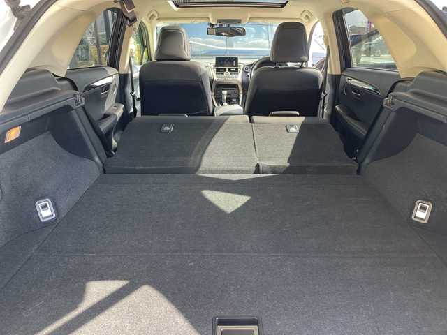 レクサス ＮＸ 300h バージョンL 愛知県 2016(平28)年 5.1万km ソニッククォーツ レクサスセーフティセンス/純正ナビ/サンルーフ/三眼LEDヘッドライト/本革レザー/バックカメラ/電動リアゲート/パワーシート/コーナーセンサー/純正アルミホイール/ETC2.0/パドルシフト/ステアリングヒーター/オートマチックハイビーム/ドライブレコーダー/衝突軽減システム/フルセグ/CD DVD/Bluetooth/ステアリングスイッチ/スマートキー/プッシュスタート