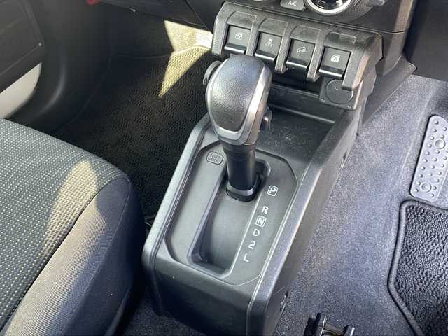 スズキ ジムニー XC 徳島県 2023(令5)年 2.4万km シフォンアイボリーメタリックブラック2トーンルーフ パナソニックナビ　CN-HE02WD/(AM.FM.CD.DVD.BT.フルセグ)/ルーフキャリア/前席シートヒーター/ステアリングスイッチ/ヘッドライトウォッシャー/バックカメラ/ビルトインETC/LEDヘッドライト