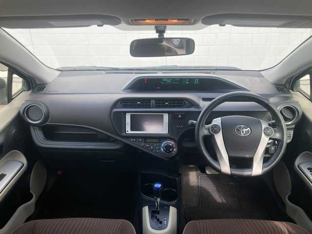 トヨタ アクア 三重県 2012(平24)年 9.7万km ライムホワイトパールクリスタルシャイン (株)IDOMが運営する【じしゃロン四日市店】の自社ローン専用車両になります。こちらは現金またはオートローンご利用時の価格です。自社ローンご希望の方は別途その旨お申付け下さい/純正SDナビ（CD/DVD/AM/FM）/バックカメラ/ETC/プッシュスタート/スマートキー/アイドリングストップ/ISOFIX/コーナーポール/純正フロアマット