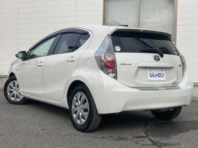トヨタ アクア 三重県 2012(平24)年 9.7万km ライムホワイトパールクリスタルシャイン (株)IDOMが運営する【じしゃロン四日市店】の自社ローン専用車両になります。こちらは現金またはオートローンご利用時の価格です。自社ローンご希望の方は別途その旨お申付け下さい/純正SDナビ（CD/DVD/AM/FM）/バックカメラ/ETC/プッシュスタート/スマートキー/アイドリングストップ/ISOFIX/コーナーポール/純正フロアマット