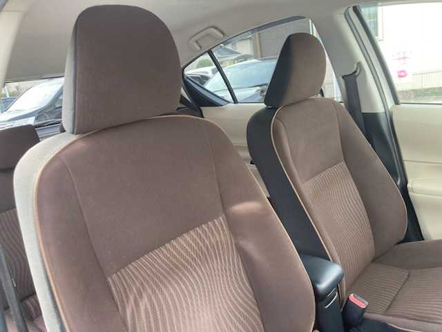 トヨタ アクア 三重県 2012(平24)年 9.7万km ライムホワイトパールクリスタルシャイン (株)IDOMが運営する【じしゃロン四日市店】の自社ローン専用車両になります。こちらは現金またはオートローンご利用時の価格です。自社ローンご希望の方は別途その旨お申付け下さい/純正SDナビ（CD/DVD/AM/FM）/バックカメラ/ETC/プッシュスタート/スマートキー/アイドリングストップ/ISOFIX/コーナーポール/純正フロアマット