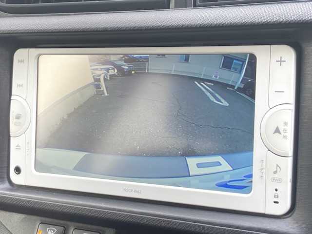 トヨタ アクア 三重県 2012(平24)年 9.7万km ライムホワイトパールクリスタルシャイン (株)IDOMが運営する【じしゃロン四日市店】の自社ローン専用車両になります。こちらは現金またはオートローンご利用時の価格です。自社ローンご希望の方は別途その旨お申付け下さい/純正SDナビ（CD/DVD/AM/FM）/バックカメラ/ETC/プッシュスタート/スマートキー/アイドリングストップ/ISOFIX/コーナーポール/純正フロアマット