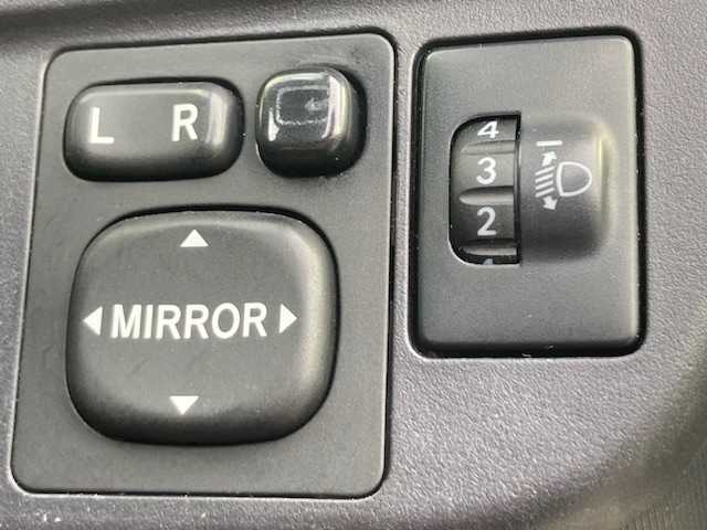 トヨタ アクア 三重県 2012(平24)年 9.7万km ライムホワイトパールクリスタルシャイン (株)IDOMが運営する【じしゃロン四日市店】の自社ローン専用車両になります。こちらは現金またはオートローンご利用時の価格です。自社ローンご希望の方は別途その旨お申付け下さい/純正SDナビ（CD/DVD/AM/FM）/バックカメラ/ETC/プッシュスタート/スマートキー/アイドリングストップ/ISOFIX/コーナーポール/純正フロアマット