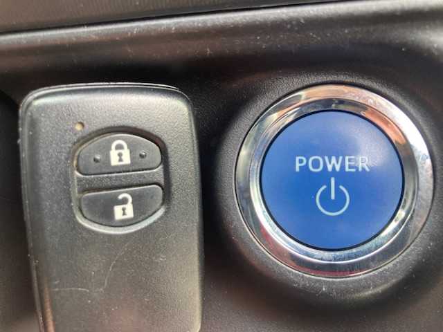 トヨタ アクア 三重県 2012(平24)年 9.7万km ライムホワイトパールクリスタルシャイン (株)IDOMが運営する【じしゃロン四日市店】の自社ローン専用車両になります。こちらは現金またはオートローンご利用時の価格です。自社ローンご希望の方は別途その旨お申付け下さい/純正SDナビ（CD/DVD/AM/FM）/バックカメラ/ETC/プッシュスタート/スマートキー/アイドリングストップ/ISOFIX/コーナーポール/純正フロアマット