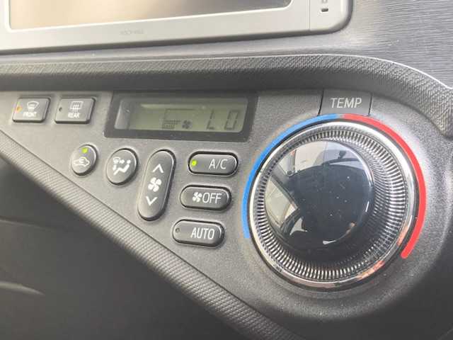 トヨタ アクア 三重県 2012(平24)年 9.7万km ライムホワイトパールクリスタルシャイン (株)IDOMが運営する【じしゃロン四日市店】の自社ローン専用車両になります。こちらは現金またはオートローンご利用時の価格です。自社ローンご希望の方は別途その旨お申付け下さい/純正SDナビ（CD/DVD/AM/FM）/バックカメラ/ETC/プッシュスタート/スマートキー/アイドリングストップ/ISOFIX/コーナーポール/純正フロアマット