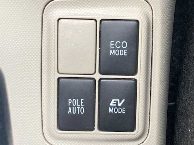 トヨタ アクア 三重県 2012(平24)年 9.7万km ライムホワイトパールクリスタルシャイン (株)IDOMが運営する【じしゃロン四日市店】の自社ローン専用車両になります。こちらは現金またはオートローンご利用時の価格です。自社ローンご希望の方は別途その旨お申付け下さい/純正SDナビ（CD/DVD/AM/FM）/バックカメラ/ETC/プッシュスタート/スマートキー/アイドリングストップ/ISOFIX/コーナーポール/純正フロアマット