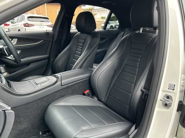 メルセデス・ベンツ Ｅ２００ 4マチック スポーツ 道東・釧路十勝 2021(令3)年 4.2万km ダイヤモンドホワイト ワンオーナー/４WD/エクスクルーシブパッケージ/　Burmesterサウンドシステム/　エアバランスパッケージ/　自動開閉トランク/　ヘッドアップディスプレイ/　後席シートヒーター/純正HDDナビ/　Type-C/BT/フルセグ/360°ビューカメラ/純正ETC2.0/純正前後ドライブレコーダー/アクティブクルーズコントロール/アクティブレーンアシスト/ブラインドスポットモニター/レザーシート/フロントパワーシート/ワイヤレス充電/純正19インチAW/純正フロアマット