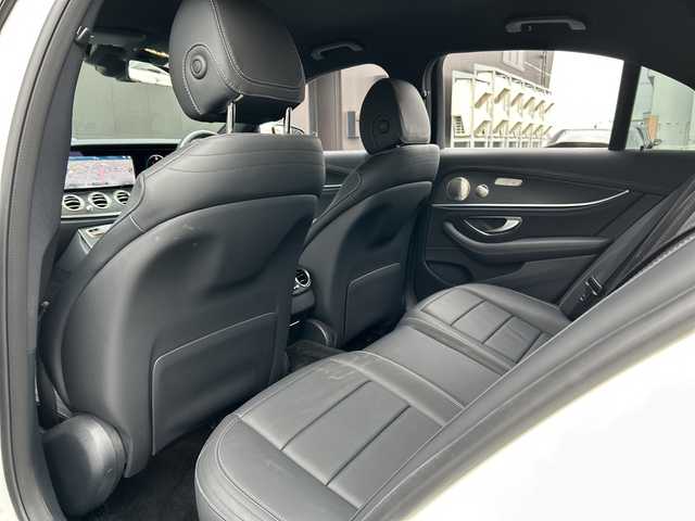 メルセデス・ベンツ Ｅ２００ 4マチック スポーツ 道東・釧路十勝 2021(令3)年 4.2万km ダイヤモンドホワイト ワンオーナー/４WD/エクスクルーシブパッケージ/　Burmesterサウンドシステム/　エアバランスパッケージ/　自動開閉トランク/　ヘッドアップディスプレイ/　後席シートヒーター/純正HDDナビ/　Type-C/BT/フルセグ/360°ビューカメラ/純正ETC2.0/純正前後ドライブレコーダー/アクティブクルーズコントロール/アクティブレーンアシスト/ブラインドスポットモニター/レザーシート/フロントパワーシート/ワイヤレス充電/純正19インチAW/純正フロアマット