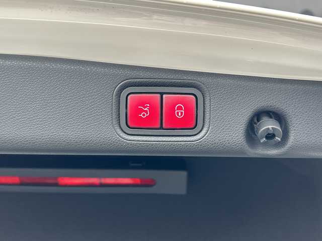 メルセデス・ベンツ Ｅ２００ 4マチック スポーツ 道東・釧路十勝 2021(令3)年 4.2万km ダイヤモンドホワイト ワンオーナー/４WD/エクスクルーシブパッケージ/　Burmesterサウンドシステム/　エアバランスパッケージ/　自動開閉トランク/　ヘッドアップディスプレイ/　後席シートヒーター/純正HDDナビ/　Type-C/BT/フルセグ/360°ビューカメラ/純正ETC2.0/純正前後ドライブレコーダー/アクティブクルーズコントロール/アクティブレーンアシスト/ブラインドスポットモニター/レザーシート/フロントパワーシート/ワイヤレス充電/純正19インチAW/純正フロアマット