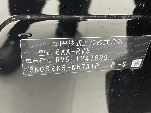 ホンダ ヴェゼル ハイブリッド e:HEV Z 熊本県 2025(令7)年 0.1万km未満 クリスタルブラックパール 登録済未使用車/純正ナビ（ＡｐｐｌＣａｒＰｌａｙ・ＡｎｄｒｏｉｄＡｕｔｏ・ＵＳＢ・ＢＴ・フルセグ）/ビルトインＥＴＣ２．０　/前後クリアランスソナー　/ホンダセンシング/・衝突軽減ブレーキ/・踏み間違い防止/・急アクセル抑制機能/・路外逸脱抑制機能/・歩行者事故低減ステアリング/・アダブティブクルーズコントロール/・車線維持支援システム/・先行車発進お知らせ/・標識認識システム/・ブラインドスポットモニター/・オートマチックハイビーム/ダウンヒルアシスト/横滑り防止/パワーバックドア/前席シートヒーター/ステアリングヒーター/置くだけ充電/パドルシフト/ハーフレザーシート/純正１８インチAW/オートライト/LEDヘッドライト/フォグライト/スマートキー/プッシュスタート/スペアキー1本/取扱説明書
