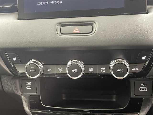 ホンダ ヴェゼル ハイブリッド e:HEV Z 熊本県 2025(令7)年 0.1万km未満 クリスタルブラックパール 登録済未使用車/純正ナビ（ＡｐｐｌＣａｒＰｌａｙ・ＡｎｄｒｏｉｄＡｕｔｏ・ＵＳＢ・ＢＴ・フルセグ）/ビルトインＥＴＣ２．０　/前後クリアランスソナー　/ホンダセンシング/・衝突軽減ブレーキ/・踏み間違い防止/・急アクセル抑制機能/・路外逸脱抑制機能/・歩行者事故低減ステアリング/・アダブティブクルーズコントロール/・車線維持支援システム/・先行車発進お知らせ/・標識認識システム/・ブラインドスポットモニター/・オートマチックハイビーム/ダウンヒルアシスト/横滑り防止/パワーバックドア/前席シートヒーター/ステアリングヒーター/置くだけ充電/パドルシフト/ハーフレザーシート/純正１８インチAW/オートライト/LEDヘッドライト/フォグライト/スマートキー/プッシュスタート/スペアキー1本/取扱説明書
