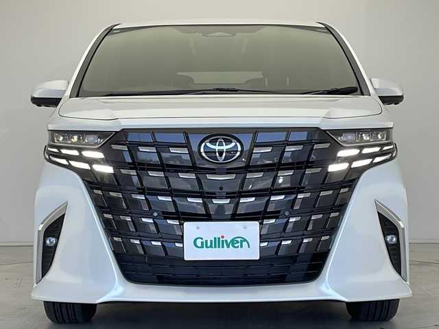 トヨタ アルファードハイブリット Z 愛知県 2024(令6)年 0.4万km プラチナホワイトパールマイカ 衝突軽減システム/純正１４型ディスプレイオーディオ（ナビあり）/フリップダウンモニター/三眼LEDヘッドライト/全方位カメラ/両側パワースライドドア/レーダークルーズコントロール/シートヒーター/エアシート/フルセグ/Bluetooth/バックカメラ/電動リアゲート/パワーシート/ヘッドアップディスプレイ/コーナーセンサー/純正アルミホイール/ＥＴＣ２．０/ブラインドスポットモニター/ステアリングヒーター/インテリジェントミラー/リアオートエアコン/オートマチックハイビーム/置くだけ充電器/ステアリングスイッチ/スマートキー/プッシュスタート