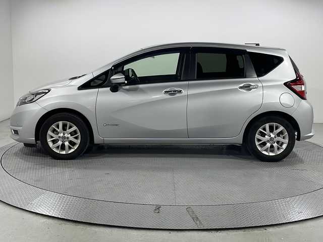 日産 ノート e－パワー X Vセレクション 広島県 2020(令2)年 4.5万km ブリリアントシルバー 禁煙/社外ナビ/インテリジェントアラウンドビューモニター/インテリジェントルームミラー/インテリジェントエマージェンシーブレーキ/車線逸脱警報/踏み間違い防止/ハイビームアシスト/フロント/バックソナー/LEDヘッドランプ/オートライト/純正15インチアルミホイール/ドライブレコーダー/スマートキー/ETC
