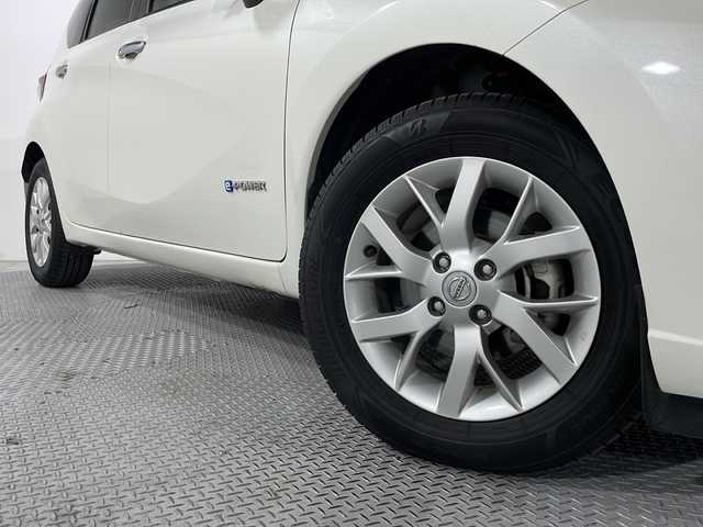 日産 ノート e－パワー メダリスト 広島県 2017(平29)年 2.1万km ホワイト 禁煙車　/純正ナビ　/アラウンドビューモニター　/デジタルインナーミラー　/スマートキー　/ハーフレザーシート　/スマートキー　/オートライト　/ＬＥＤヘッドライト　/コーナーセンサー　/純正１５インチアルミホイール/純正フロアマット/ドライブレコーダー/Wエアバック/レーンキープ/オートエアコン