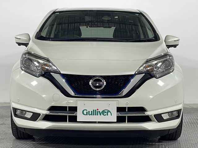 日産 ノート e－パワー メダリスト 広島県 2017(平29)年 2.1万km ホワイト 禁煙車　/純正ナビ　/アラウンドビューモニター　/デジタルインナーミラー　/スマートキー　/ハーフレザーシート　/スマートキー　/オートライト　/ＬＥＤヘッドライト　/コーナーセンサー　/純正１５インチアルミホイール/純正フロアマット/ドライブレコーダー/Wエアバック/レーンキープ/オートエアコン