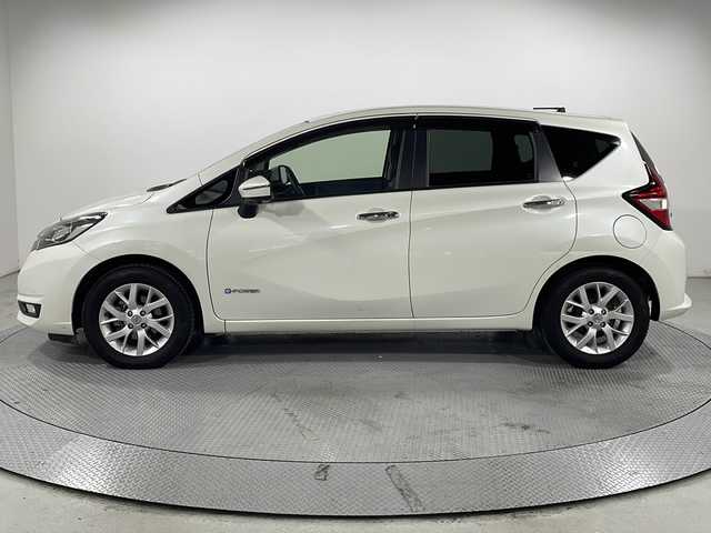 日産 ノート e－パワー メダリスト 広島県 2017(平29)年 2.1万km ホワイト 禁煙車　/純正ナビ　/アラウンドビューモニター　/デジタルインナーミラー　/スマートキー　/ハーフレザーシート　/スマートキー　/オートライト　/ＬＥＤヘッドライト　/コーナーセンサー　/純正１５インチアルミホイール/純正フロアマット/ドライブレコーダー/Wエアバック/レーンキープ/オートエアコン