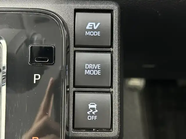 トヨタ シエンタ ハイブリッド G 千葉県 2024(令6)年 0.9万km グレイッシュブルー 禁煙車/トヨタセーフティセンス/　・プリクラッシュセーフティ/　・オートマチックハイビーム /　・レーンディパーチャーアラート（LDA）/　・ロードサインアシスト（RSA）（道路標識認識支援）/　・先行車発進お知らせ機能/ブラインドスポットモニター/コーナーセンサー/両側パワースライドドア /レーダークルーズコントロール/純正10.5インチディスプレイオーデイィオ/　フルセグ/BT/AppleCarPlay/AndroidAuto/パノラミックビューモニター/純正フロアマット
