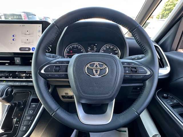トヨタ ノア G 大阪府 2022(令4)年 2.2万km スパークリングブラックパールクリスタルシャイン １０．５インチナビ　/フルセグ　/ＤＶＤキッド　/バックカメラ　/フリップダウンモニター　/両側パワースライドドア　/快適利便パッケージ　/ユニバーサルステップ　/ビルトイン２．０ＥＴＣ　/シートヒータ　/マット